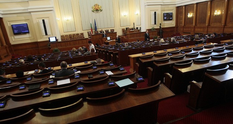 Парламентът прие промени в ЗДДС и бюджетите на ДОО и на НЗОК за 2018 г.