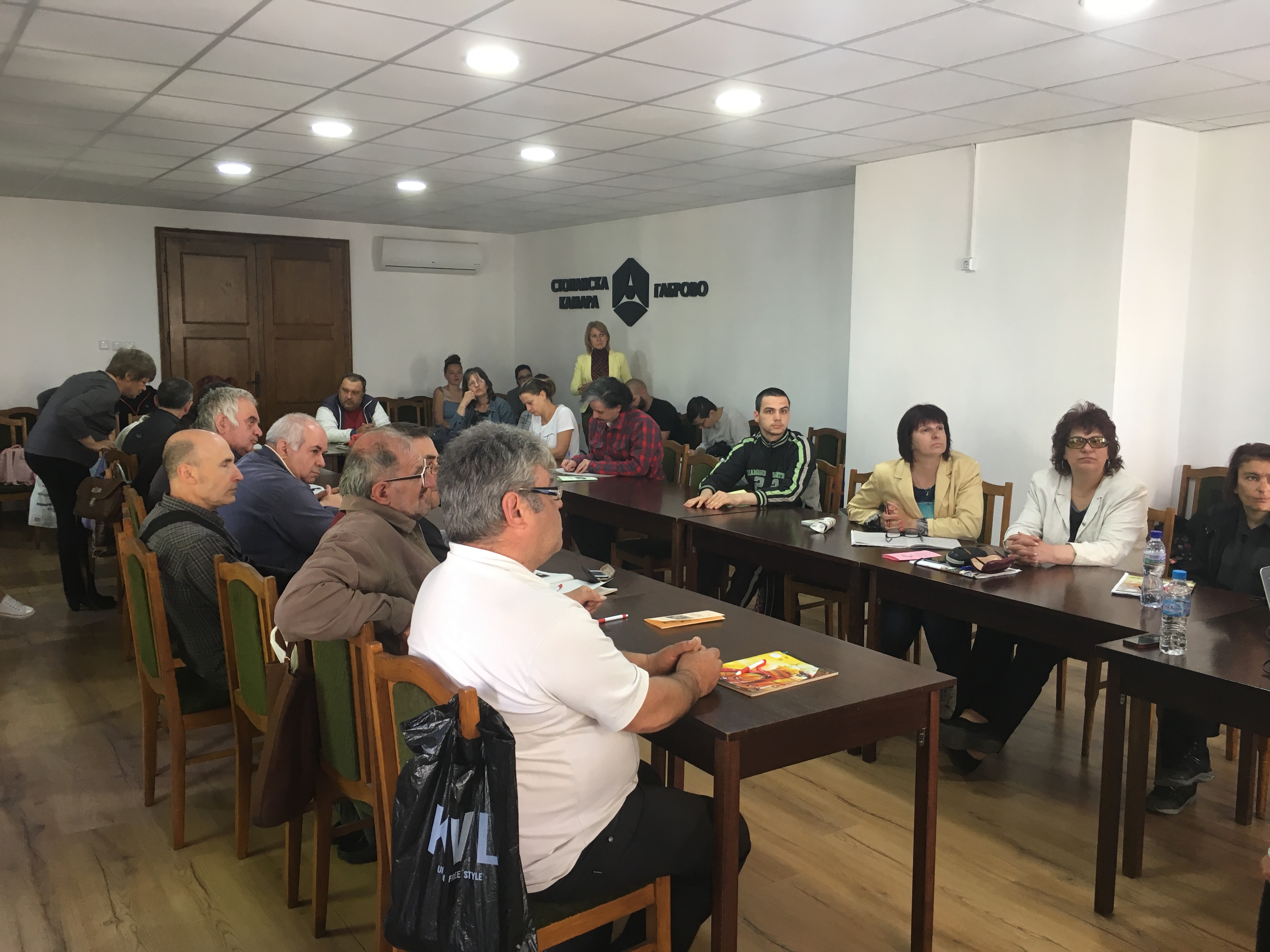 Работна среща в Стопанска камара- Габрово между консултанти от Кариерния център и безработните в региона