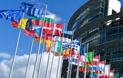Европейската комисия одобри две български схеми за субсидиране на заплатите за запазване на работни места в сектори, които са най-засегнати от пандемията от коронавирус
