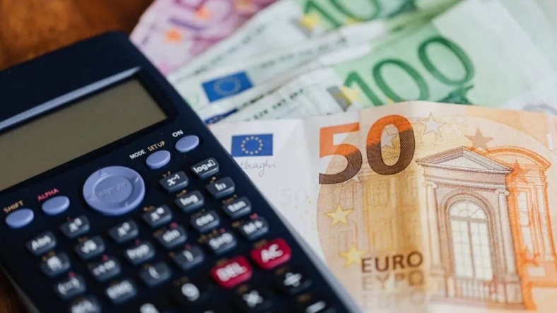 Увеличението на осигурителния таван натоварва и бизнеса, и работещите