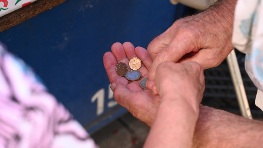 Правителството предлага линията на бедност да бъде 764 лева