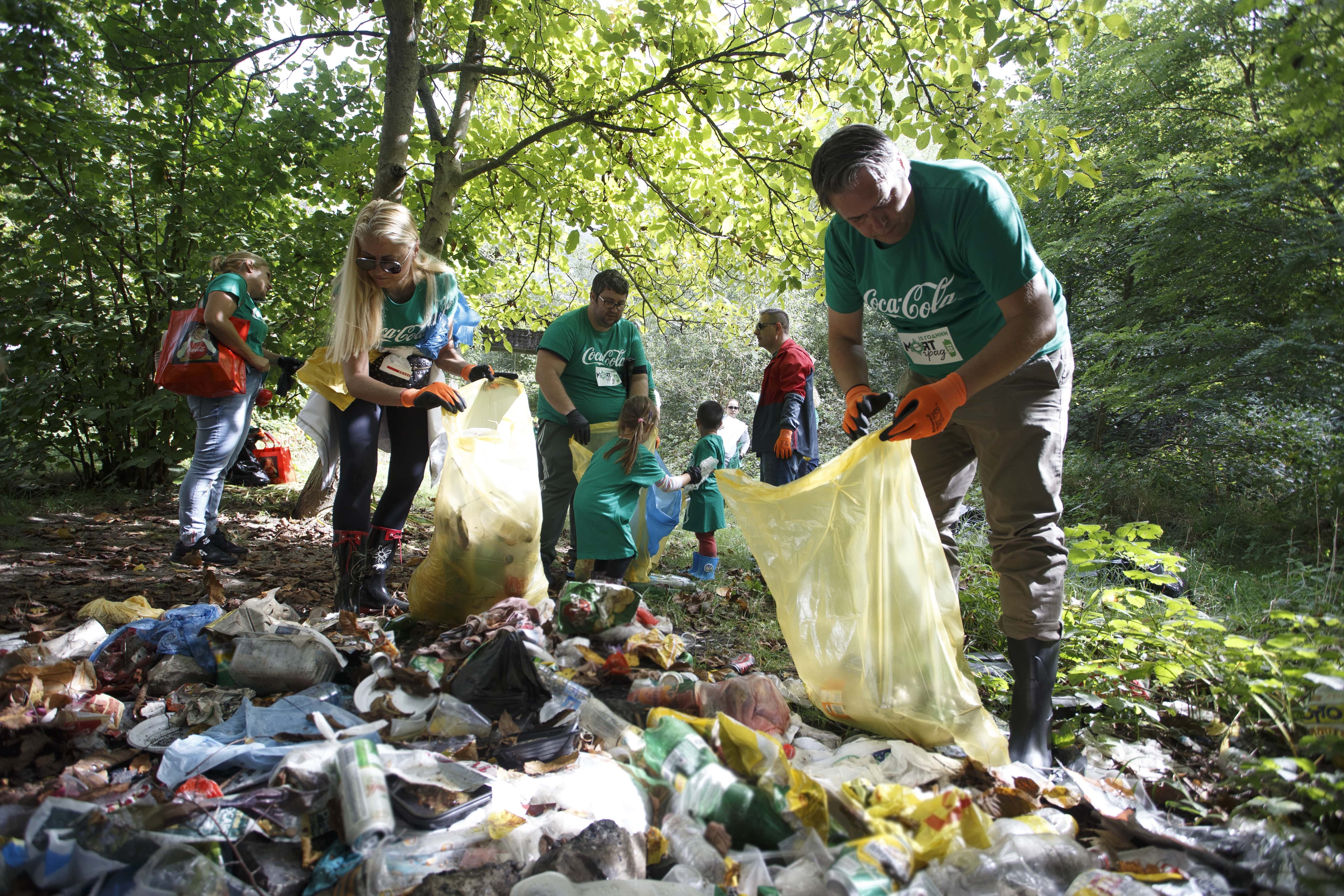 1000 доброволци в инициативата на Кока-Кола „Моят зелен град“ почистиха замърсени локации в 10 български града