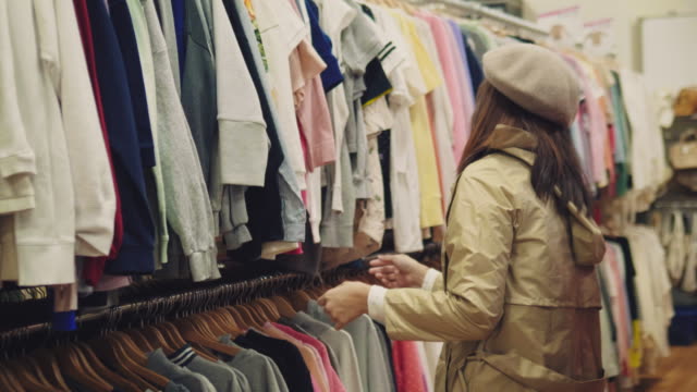 Кризата засегна и продажбите на дрехи втора употреба в България