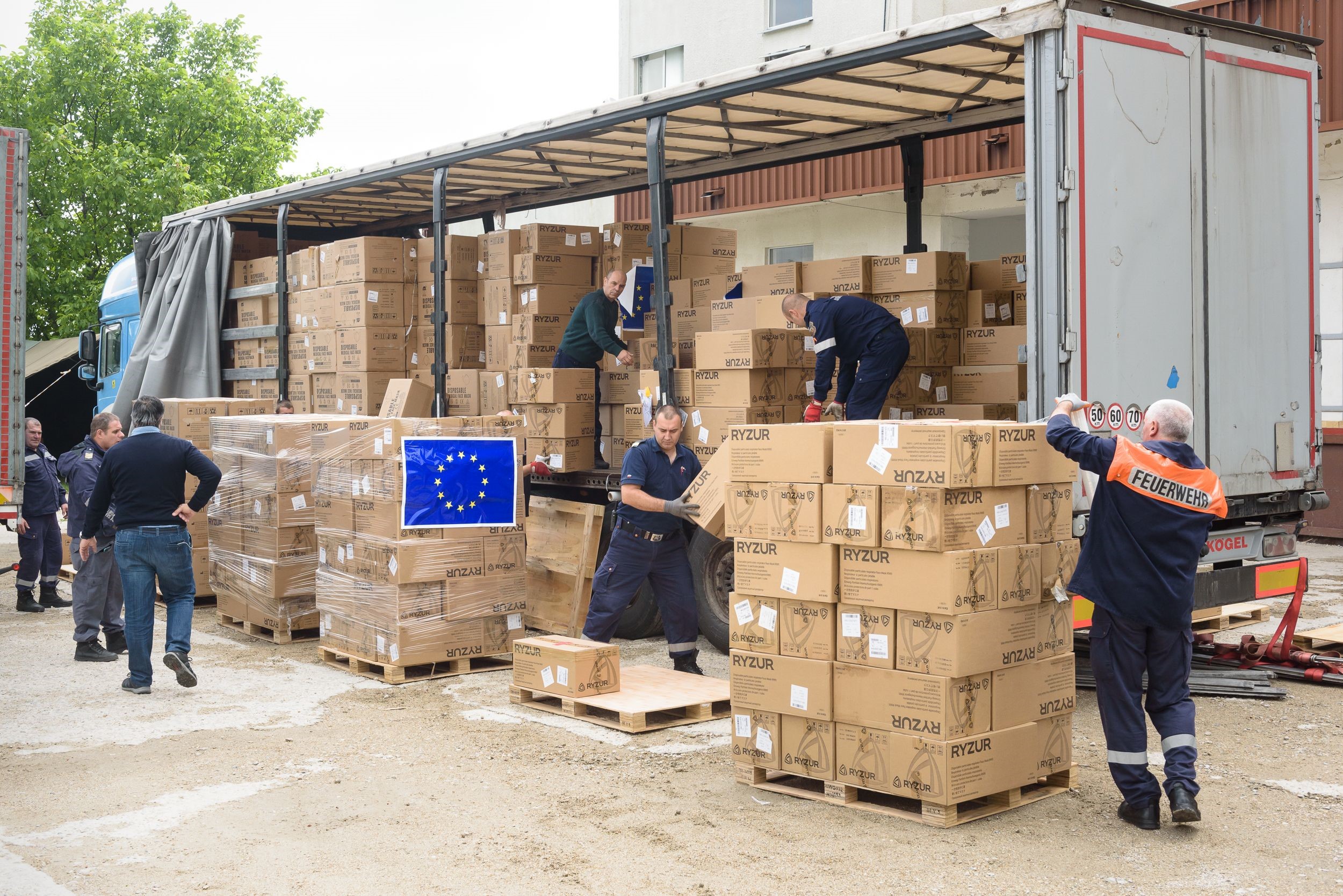 ЕС финансира транспортирането на медицински стоки до България
