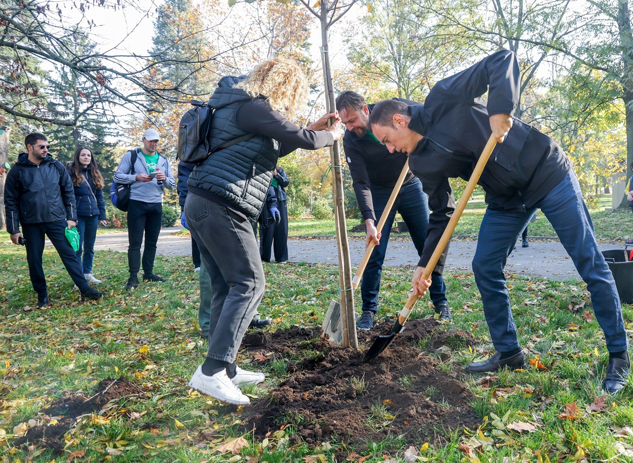 Доброволци от Кока-Кола ХБК отбелязаха 60-годишнината на Кока-Кола в България със засаждане на дървета в центъра на София Доброволци от Кока-Кола ХБК отбелязаха 60-годишнината на Кока-Кола в България със засаждане на дървета в центъра на София
